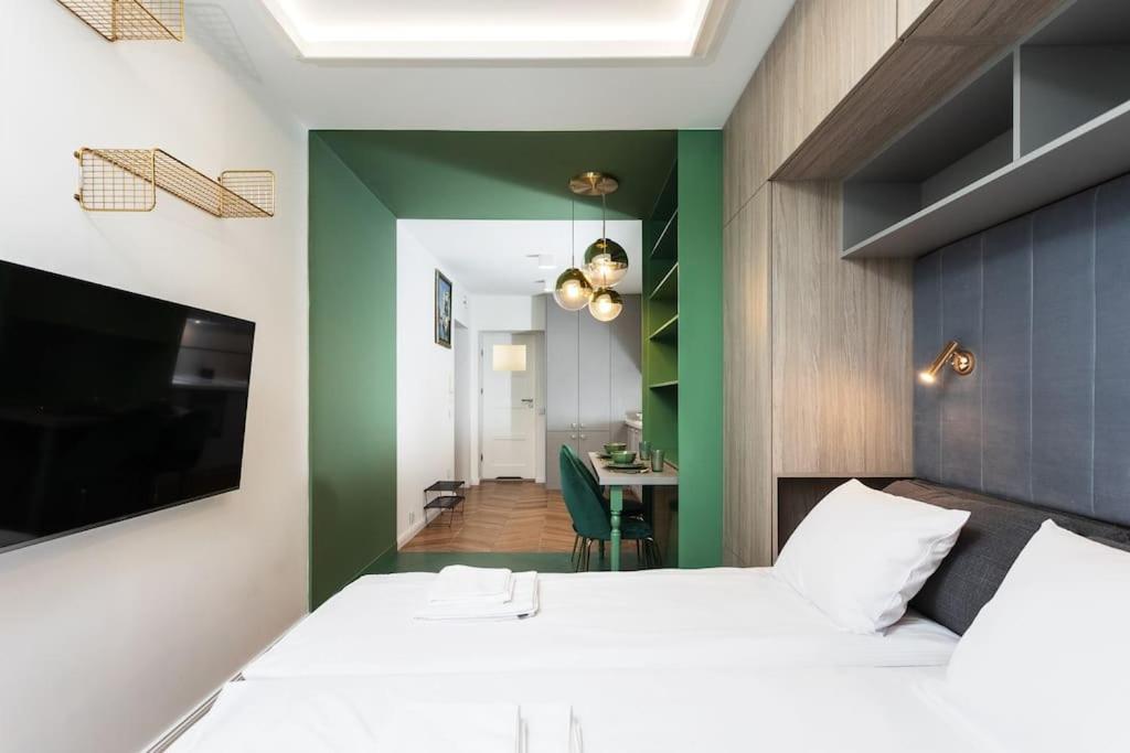 Verdant Oasis - Old Town Studio - By Upstairs Cracovia Exterior foto