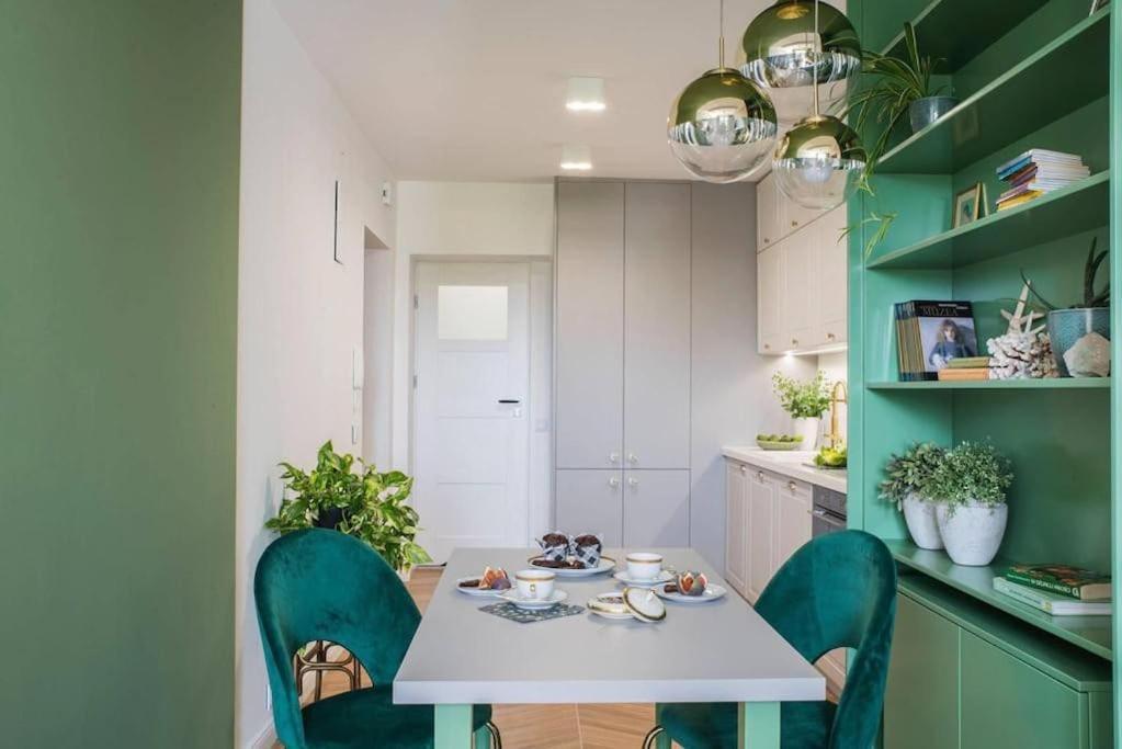 Verdant Oasis - Old Town Studio - By Upstairs Cracovia Exterior foto