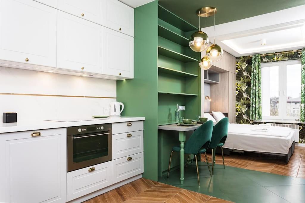 Verdant Oasis - Old Town Studio - By Upstairs Cracovia Exterior foto